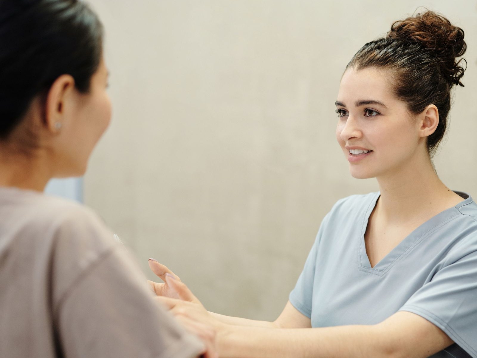 A member of the Amazing Meds team talking with a patient in the Colorado Springs clinic
